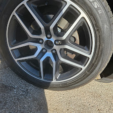 Jeep rim in two-tone machined finish — polished face with dark barrel
