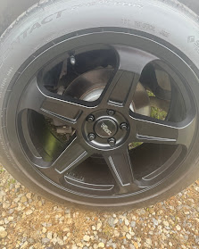 Finished rim in satin black — smooth, refined matte finish
